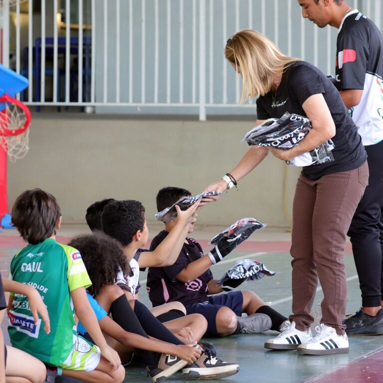 Prefeitura entrega uniformes do SP Olímpico a alunos da rede municipal