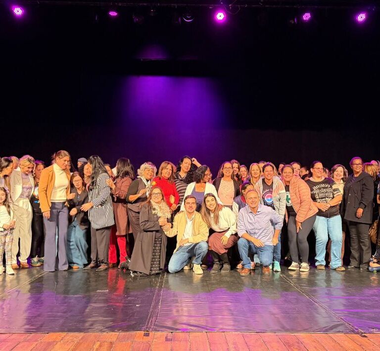 Teatro Municipal reúne mães em homenagem promovida pelo Fundo Social