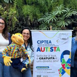 Fantoche Caio recebe Ciptea em ação de conscientização sobre autismo em Marília