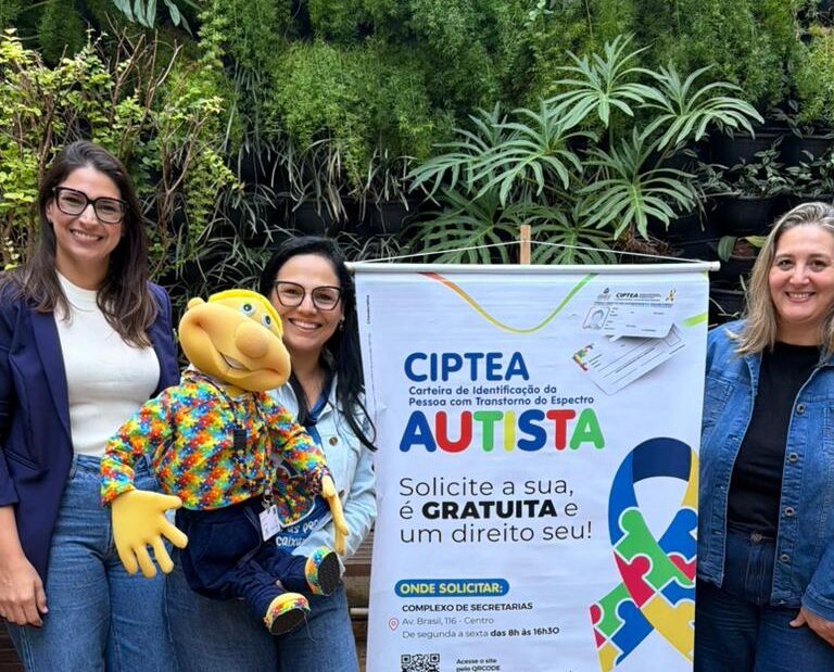 Fantoche Caio recebe Ciptea em ação de conscientização sobre autismo em Marília