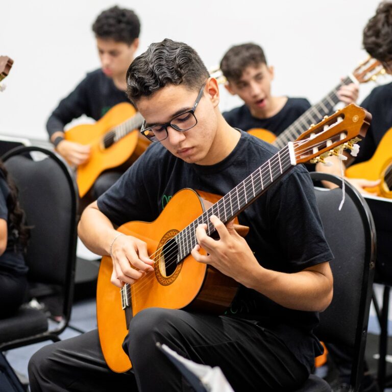 Guri celebra 20 anos em Marília com encontro de 400 coralistas no teatro