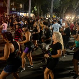 Flashback na Praça reúne música, dança e carros antigos neste domingo