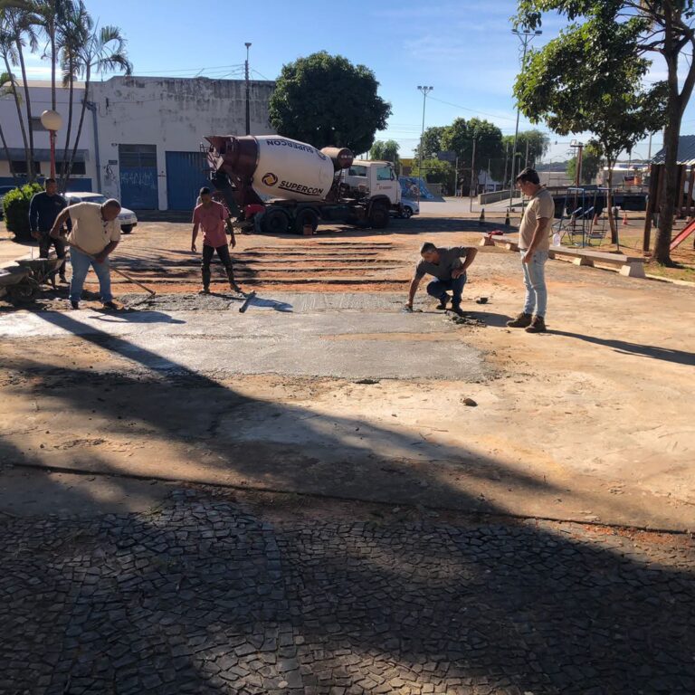 Praça São Miguel passa por obras de revitalização e recuperação do piso