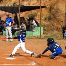 Governo Vinicius abre edital para incluir crianças em projeto de beisebol e softbol