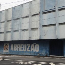 Dois homens agridem vítima e roubam bicicleta em frente ao MAC