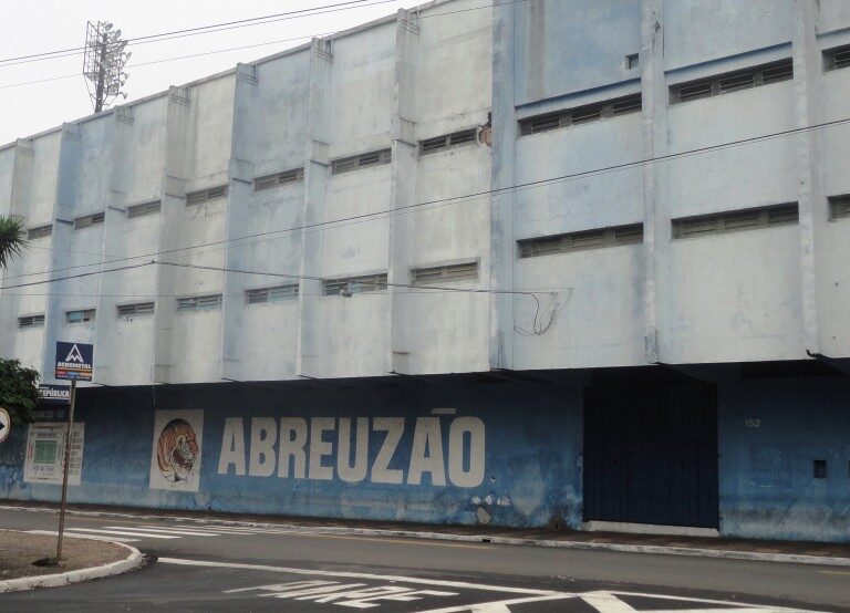 Dois homens agridem vítima e roubam bicicleta em frente ao MAC