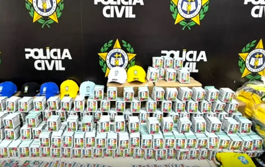 Polícia apreende mais de 200 mil figurinhas falsificadas da Copa do Mundo