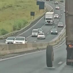 Roda de caminhão se solta na SP-294 e quase causa acidente em Marília