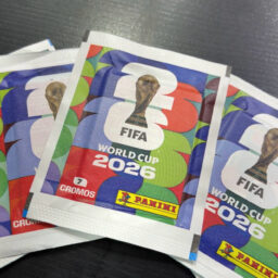 A febre voltou: figurinhas raras de álbum da Copa disparam de preço