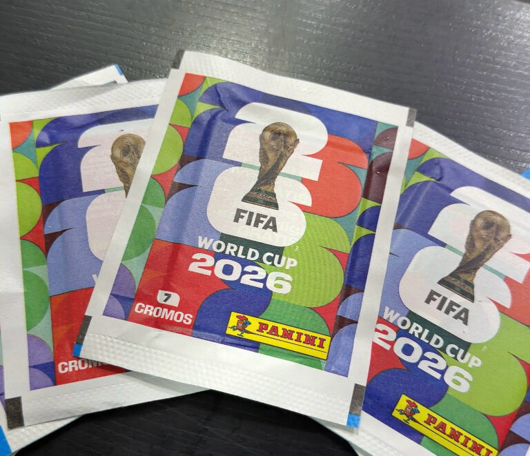 A febre voltou: figurinhas raras de álbum da Copa disparam de preço