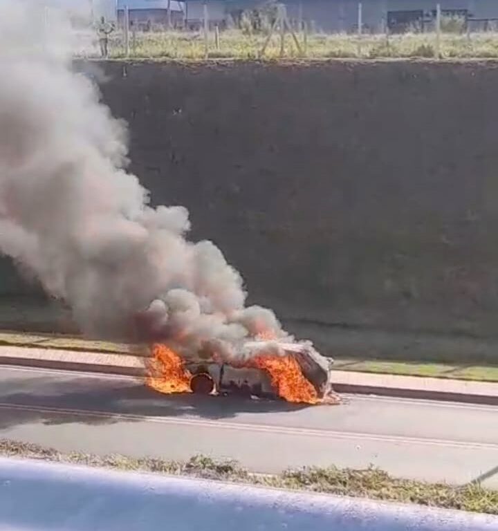 Incêndio destrói carro em via marginal da rodovia SP-294 em Marília