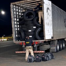 PRF apreende 415 iPhones escondidos em carga de pneus na região