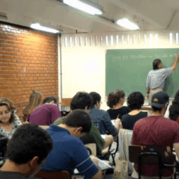 Metade dos professores formados em EAD tem desempenho insuficiente
