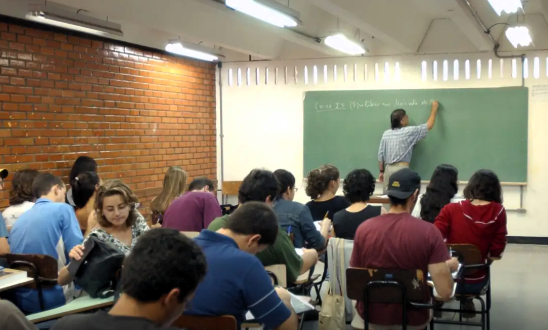 Metade dos professores formados em EAD tem desempenho insuficiente