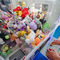 Comerciante que adulterava máquinas para furtar centenas de pelúcias é condenado