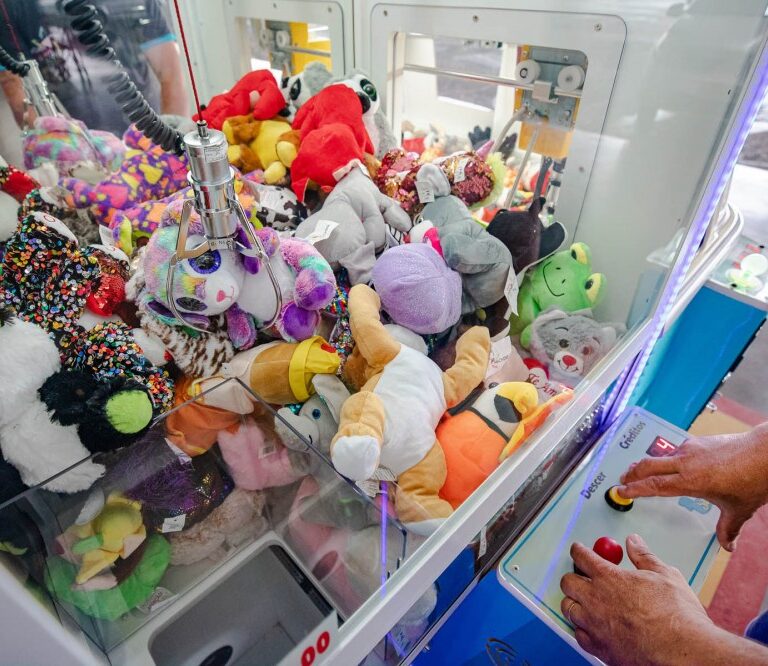 Comerciante que adulterava máquinas para furtar centenas de pelúcias é condenado