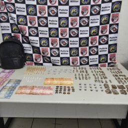 Mulher é presa com mochila repleta de drogas e confessa ‘turno da madrugada’