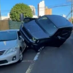 Idoso passa mal ao volante e provoca acidente no Centro de Marília