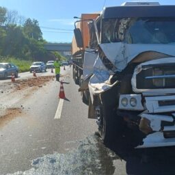 Acidente entre carreta e caminhão provoca lentidão no Contorno