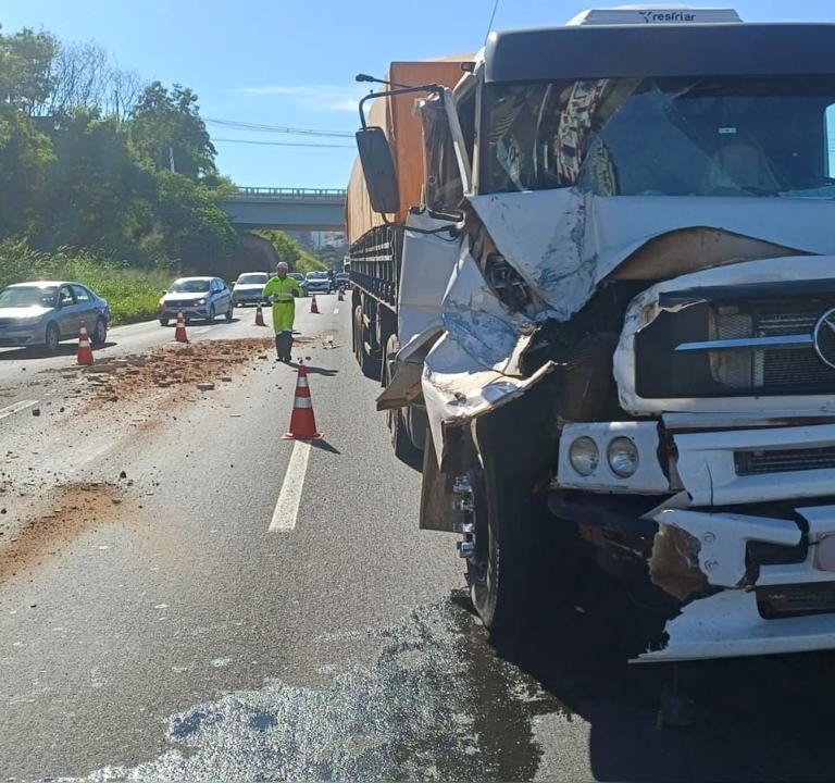 Acidente entre carreta e caminhão provoca lentidão no Contorno