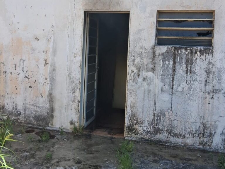 Casa desabitada é atingida por incêndio e mobiliza bombeiros na zona norte