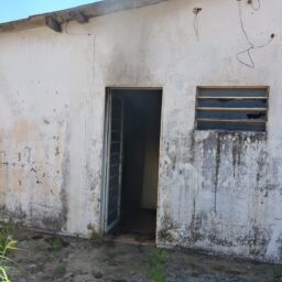 Casa desabitada é atingida por incêndio e mobiliza bombeiros na zona norte