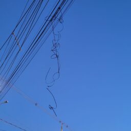 Erro grave em fiscalização trava combate aos fios soltos em Marília