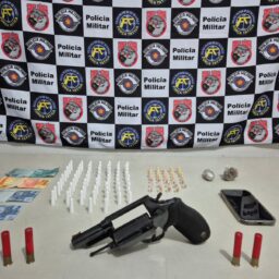 Jovem é preso com drogas e revólver de numeração raspada na zona norte