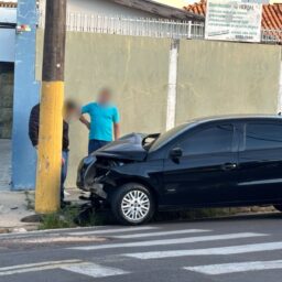 Motorista perde controle e atinge poste no Jardim Colibri; via tem buraco
