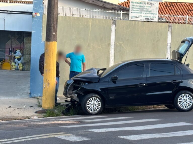 Motorista perde controle e atinge poste no Jardim Colibri; via tem buraco