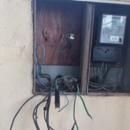 Ladrão leva fios e danifica câmera em unidade de saúde da zona oeste