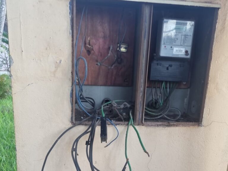 Ladrão leva fios e danifica câmera em unidade de saúde da zona oeste