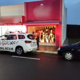 Criminoso quebra vitrine e furta loja em ação de 30 segundos no Maracá