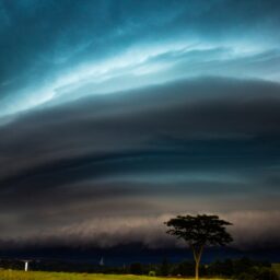 Fotógrafo registra imagens impressionantes de supercélula durante temporal na região