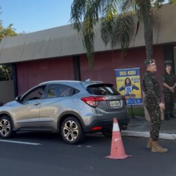 Drive-thru solidário arrecada 1,2 tonelada de roupas e cobertores em Marília