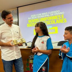 Prefeitura começa nesta quinta a entrega de uniformes de inverno para 19 mil alunos