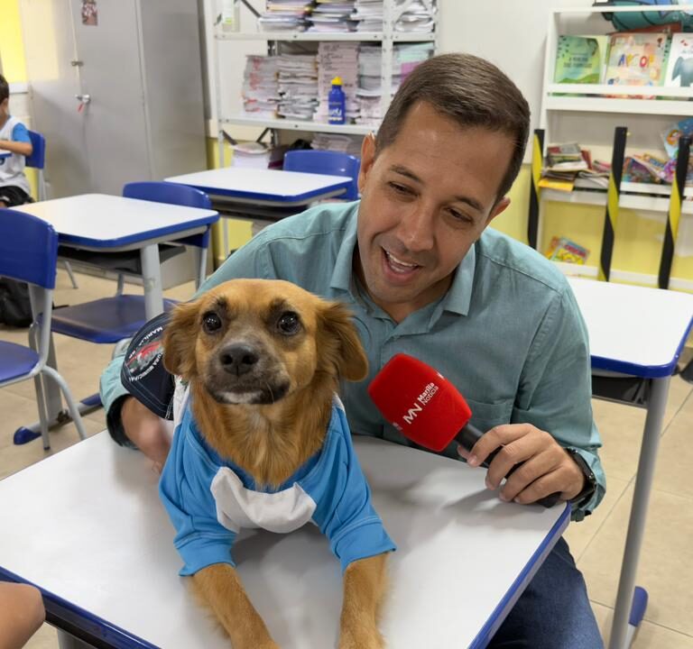 ‘Nova funcionária’? Cadela invade escola e vira mascote em Marília