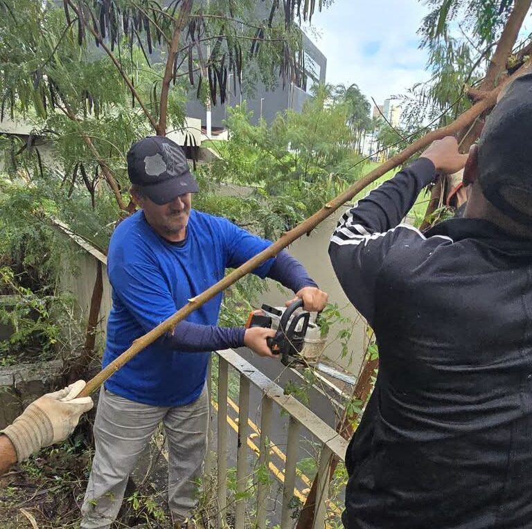 Pontilhão da rua Bahia recebe limpeza e revitalização em Marília
