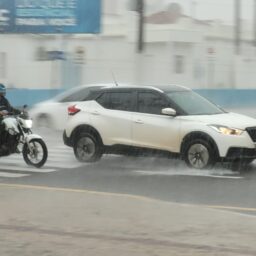 Chuva chega forte, reforça alerta e causa transtornos em Marília