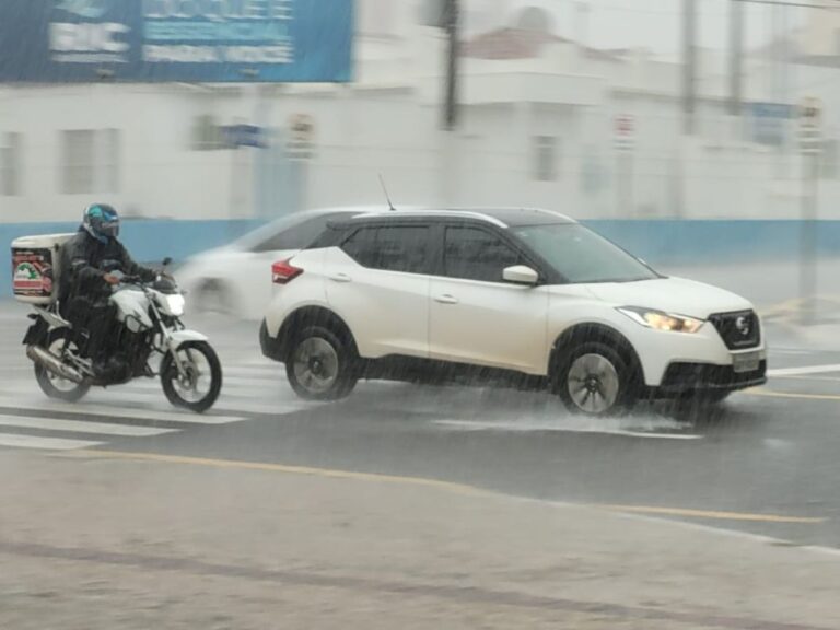 Chuva chega forte, reforça alerta e causa transtornos em Marília