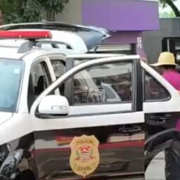 Homem é preso após intimidar populares com enxada; sala da polícia é danificada