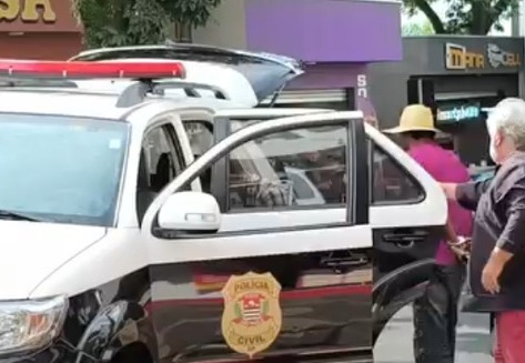 Homem é preso após intimidar populares com enxada; sala da polícia é danificada