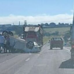 Carro capota na rodovia SP-333 entre Assis e Marília e interdita faixa