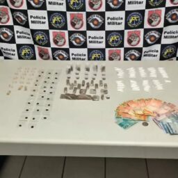Tática prende dois por tráfico e apreende garoto de 13 anos em área de tráfico intenso