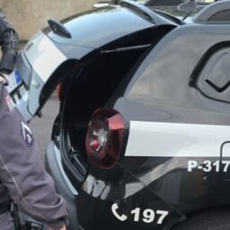 Homem é preso após roubo frustrado de televisor em loja de departamentos