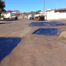 Operação tapa-buracos avança nos bairros Jardim Planalto e Santa Antonieta