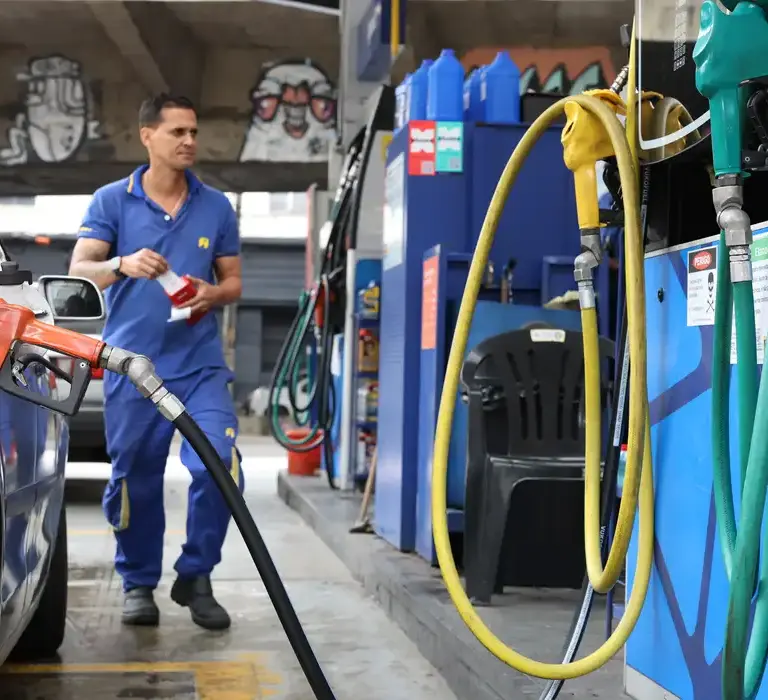 Vendas no comércio recuam 1,5% em abril, impactadas por combustíveis