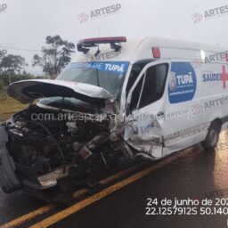 Ambulância e SUV batem de frente na SP-294 em Pompeia