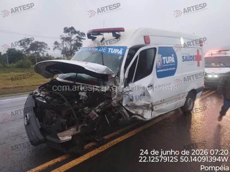 Ambulância e SUV batem de frente na SP-294 em Pompeia