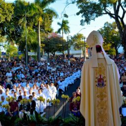 Missa de Corpus Christi reúne multidão em celebração da fé em Marília